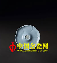 中国名瓷网 清雍正 天蓝釉团寿心葵花式盏托