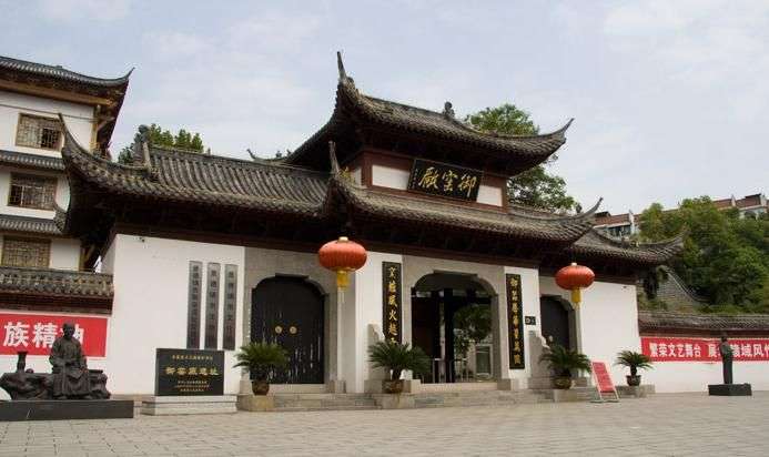 比起艺术家,景德镇更需要艺术研究组织