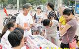 景德镇大学生骑车义卖瓷器 善款捐留守儿童