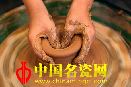 拉坯与倒膜之争:手工技艺不朽的魅力