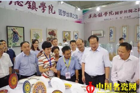 当艾德莱斯遇上景德镇瓷器,江西常务副省长都点赞了