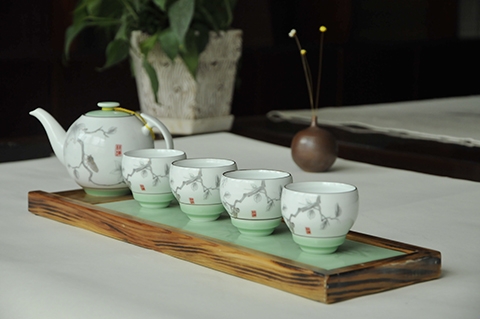 给我倒杯茶吧,请用这精美的中国瓷杯