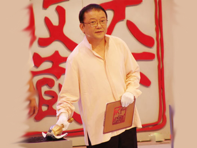 王刚砸瓷风波:拷问文物艺术市场