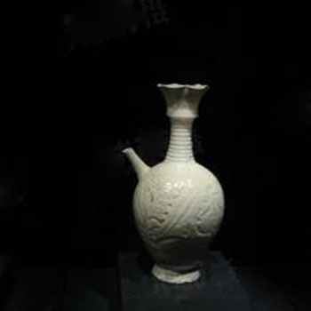辽龙泉务窑白釉刻划花花口瓶